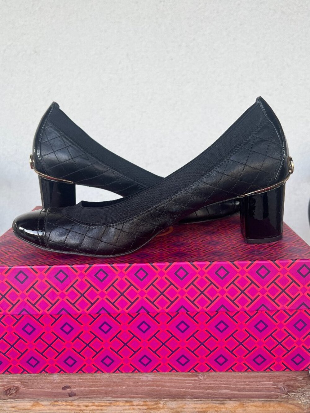 Tory Burch Carrie 55mm Quilted Leather Cap Toe Pump Black Gold Logo Size 9.5 EUC - Picture 7 of 13